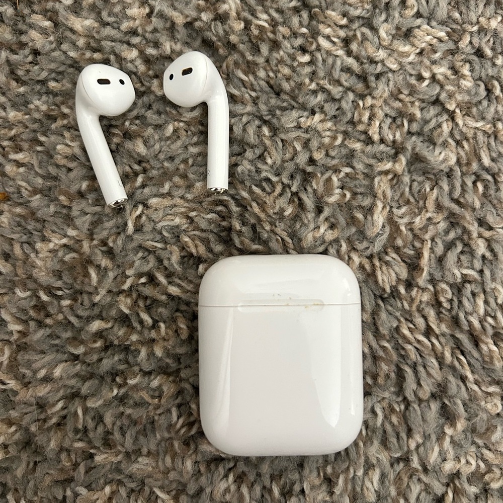 AirPods with Charging Case/Protective Case